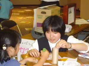 うまくできるかな?「エコ鉛筆立てにチャレンジ!」