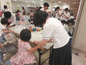 新聞でエコバックを作ろう!!図書部④