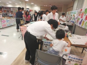 新聞でエコバックを作ろう!!図書部②