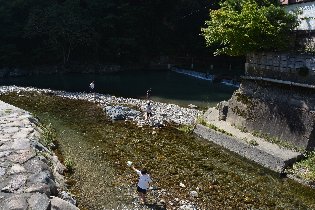 湯原温泉郷の清流で休憩